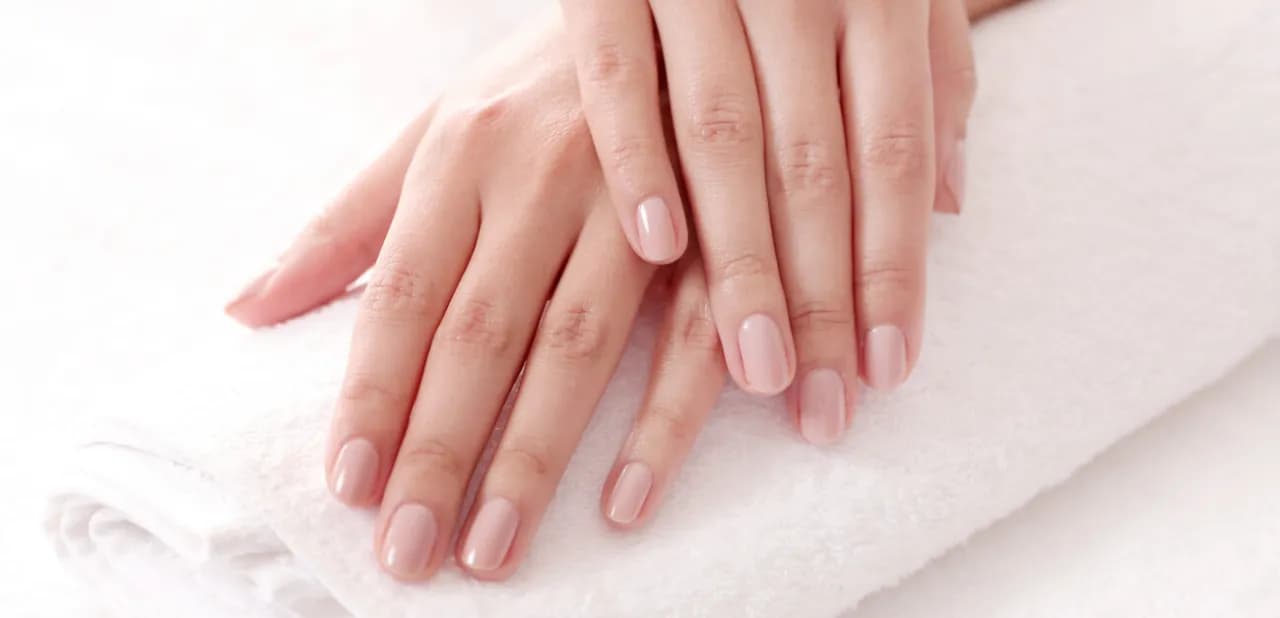 Jak bezpiecznie usunąć manicure japoński bez uszkodzenia paznokci