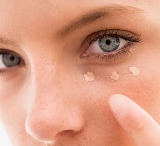 Jak ukryć worki pod oczami makijażem - skuteczne triki i produkty