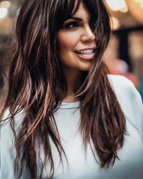 Najlepsze fryzury dla gęstych włosów – jak wybrać i stylizować bez problemów