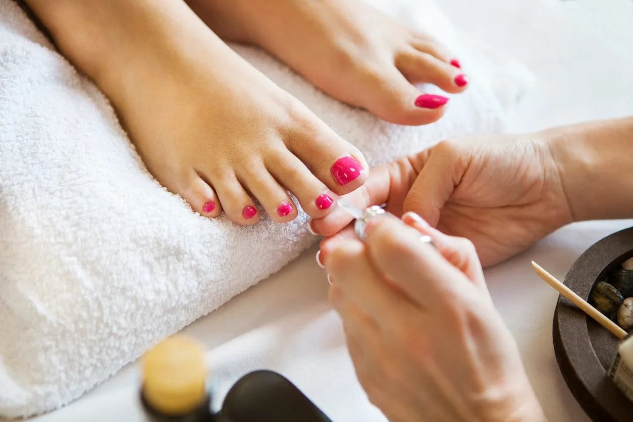 Czym różni się manicure od pedicure? Kluczowe różnice i porównanie zabiegów