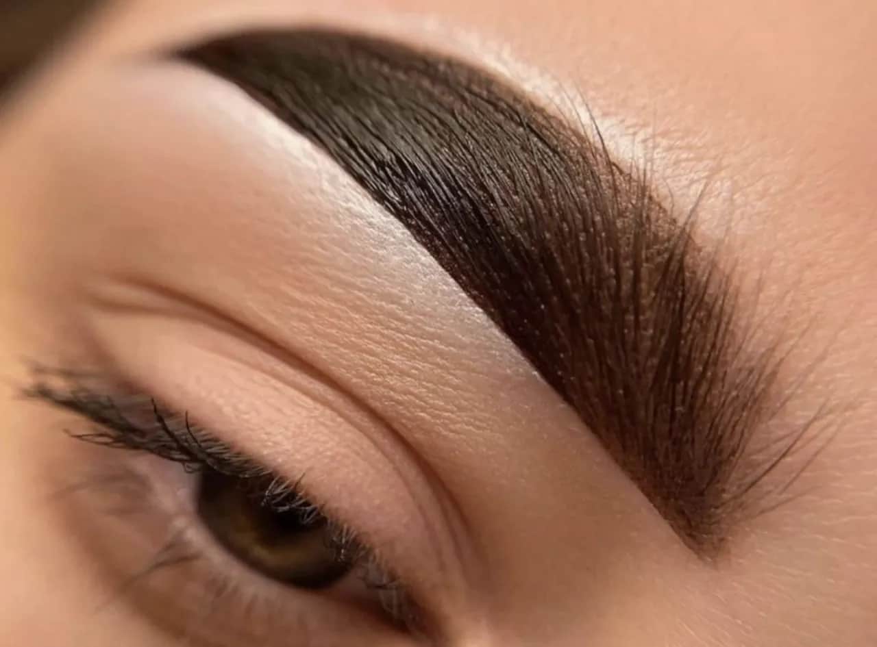 Brązowe farby do brwi. Jak dobrać odcień, żeby pasował do urody?