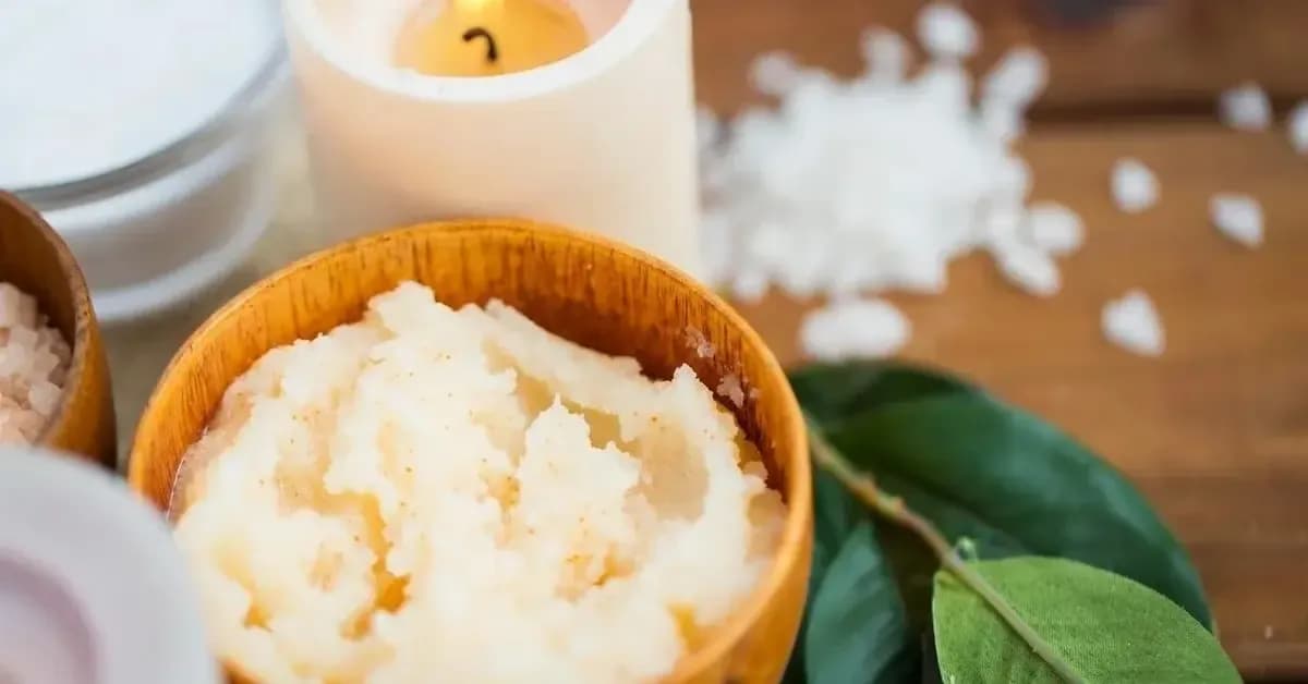 Jak wybrać najlepszy peeling do cery dojrzałej? Porady i polecane składniki