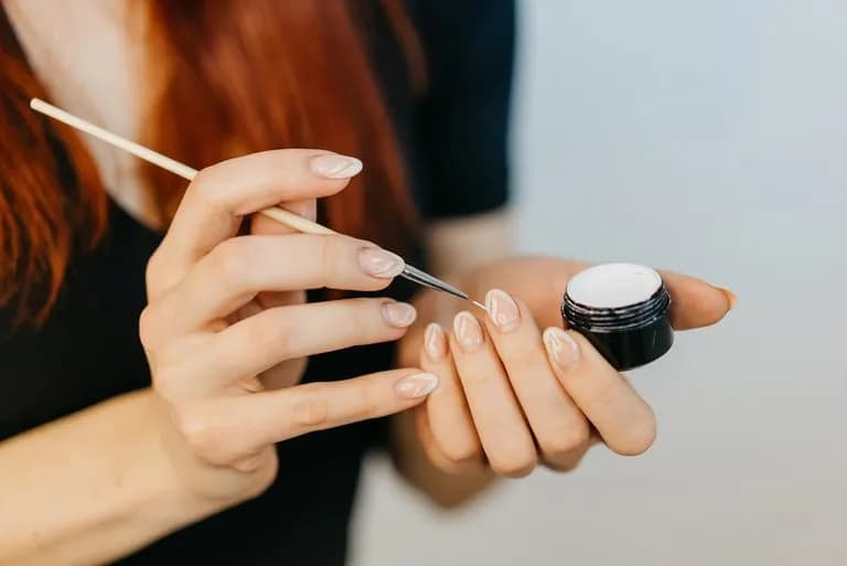 Jak zrobić manicure żelowy krok po kroku bez błędów i stresu