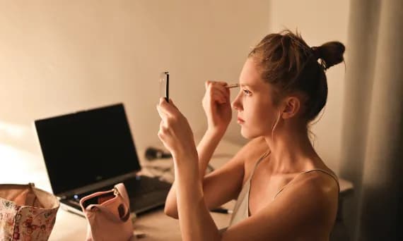 Jak zrobić ładny makijaż - proste triki i najlepsze produkty dla Ciebie