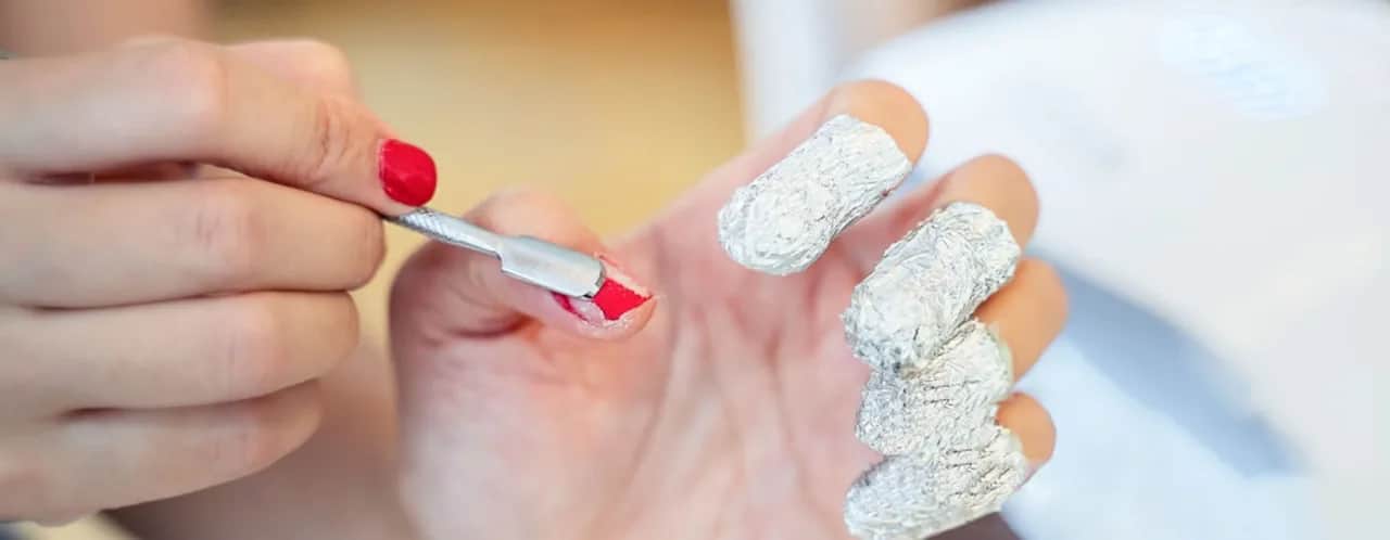 Jak bezpiecznie usunąć manicure hybrydowy w domu bez uszkodzenia paznokci