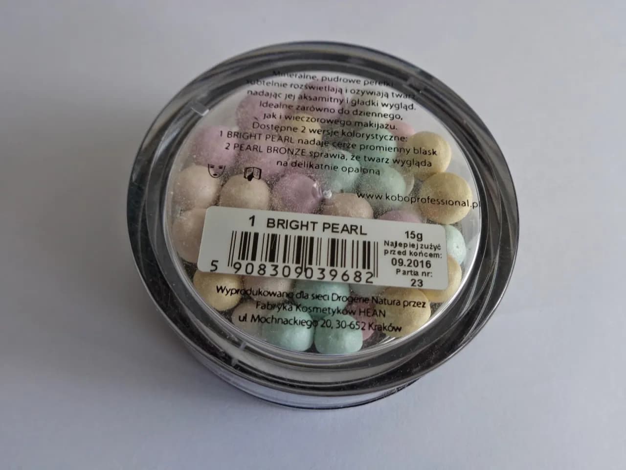 Perełki rozświetlające do twarzy - jak uzyskać promienny wygląd?