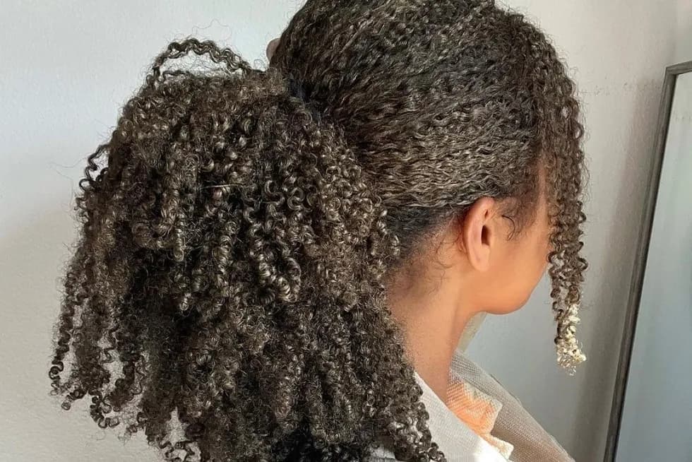 Proste i eleganckie fryzury z kręconych włosów na co dzień bez wysiłku