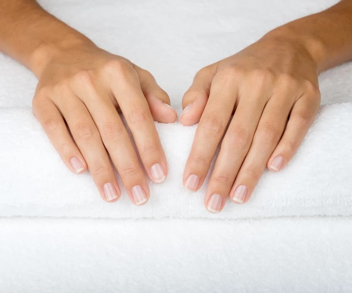 Ile trwa manicure japoński? Sprawdź, jak długo zajmuje cały zabieg i etapy