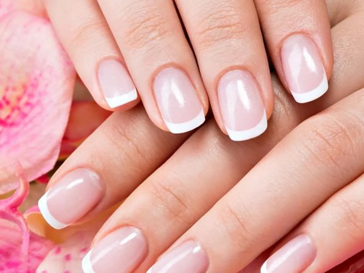 Ile kosztuje manicure francuski i jak uniknąć przepłacania za usługę